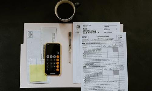 Documents de taxe sur une table